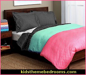 Bring lively two-tone color to your bedroom with this whimsical polka dot duvet cover set. 
